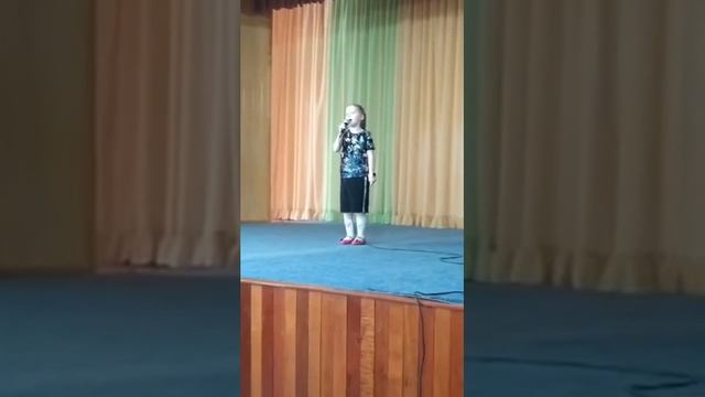 Музыкальное выступление Ксюши. 1 класс. P.S.: самое интересно на 35 секунде и в завершении видео ; смотреть онлайн
