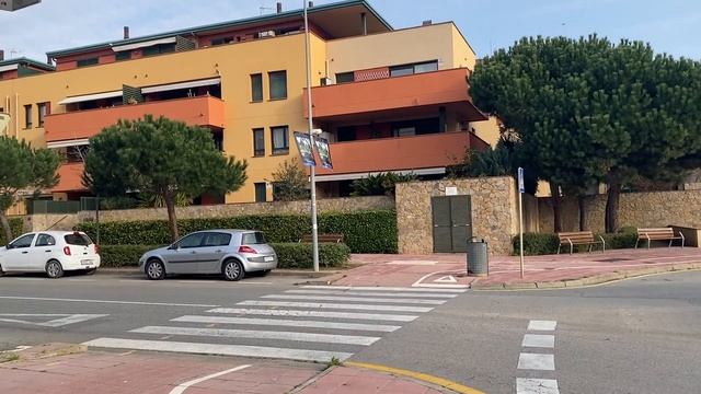 Случайно снял, КАК МУСОРОВОЗ ЗАБИРАЕТ МУСОР В ИСПАНИИ. Чуть не облил жидкостью из бака? смотреть онлайн