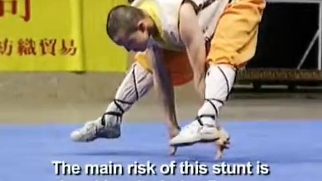 Монах Шаолиня балансирует на двух пальцах http LOLnet ru смотреть онлайн