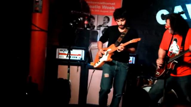 Ed Tulipa - Amb Tu (Anna na) en directe al Cavern Pub de Liverpool смотреть онлайн