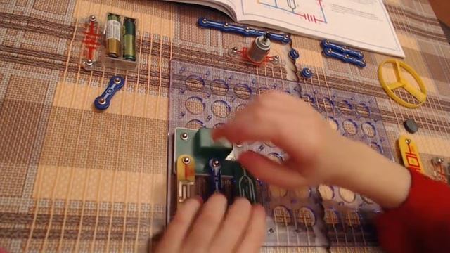 Сборка двух схем "Вентилятор со звуком" из электронного конструктора "Знаток" смотреть онлайн