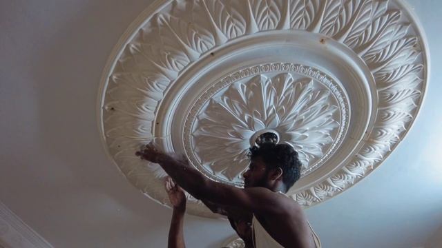 How Gypsum Ceilings Are Installed Easily With Medallion Plaster Worker Work With Sopisticated Skill