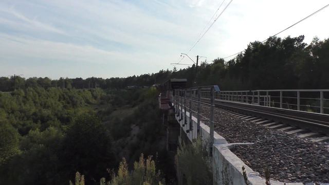 Тепловоз 2М62-1055 с хозяйственным поездом смотреть онлайн