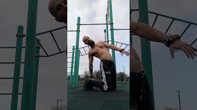 Растяжка для поясницы на спортплощадке \ #фристай-тренировка от @m40r_workout смотреть онлайн