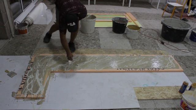 Заливка столешницы жидким мрамором с формированием рисунка смотреть онлайн