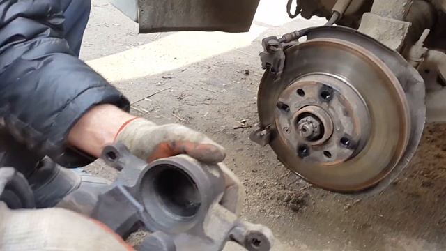 подклинивает тормозной поршень, признаки и решение проблемы.