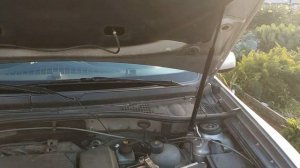 Работа амортизатора капота после замены на новый не оригинал. Рено Дастер 2012г.