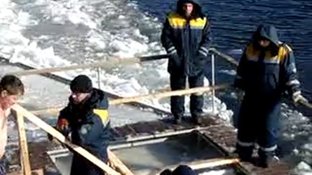 19.01.2010 крещенские купания в Волге, Волгоград смотреть онлайн