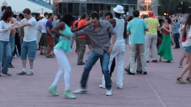 Опен эйр у причала http://www.salsateca.ru сальса, бачата, 06.06.2014 - 2 смотреть онлайн