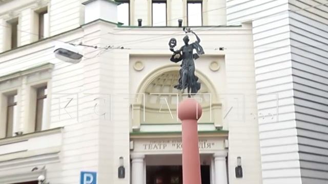 То, что сделали с колонной в театре Комедии удивило как с точки зрения качества, так и цензуры смотреть онлайн