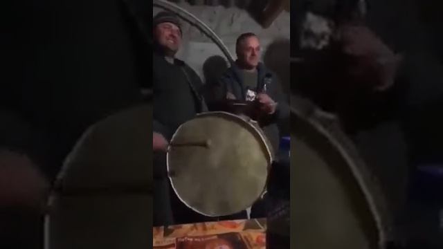 Вот какую музыку ножно слушать за столом!! СУПЕР, БРАВО, МОЛОДЦЫ!!! смотреть онлайн