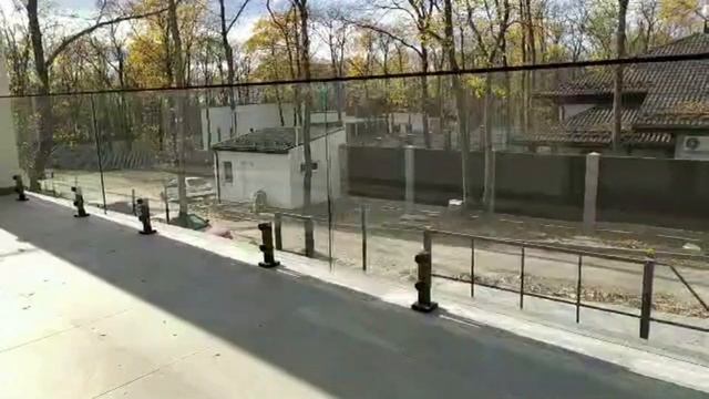 Стеклянное ограждение на коротких усиленных стойках смотреть онлайн
