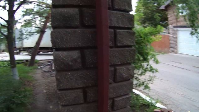 Красивый забор из кирпича декоративного КОЛОТЫЙ С ФАСКОЙ цвет шоколад +7(926)618-71-18 смотреть онлайн