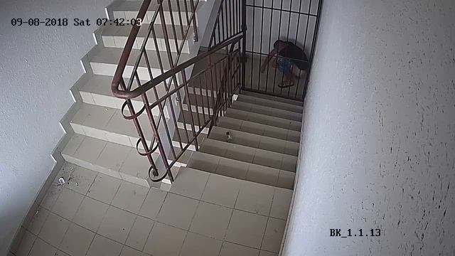 Внимание Краснодарский Срун уже рядом! Парень не видел камер и нагадил в подъезде