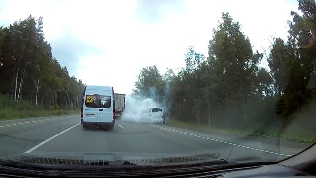 У Водителя дизельного микроавтобуса двигатель пошел в разнос смотреть онлайн