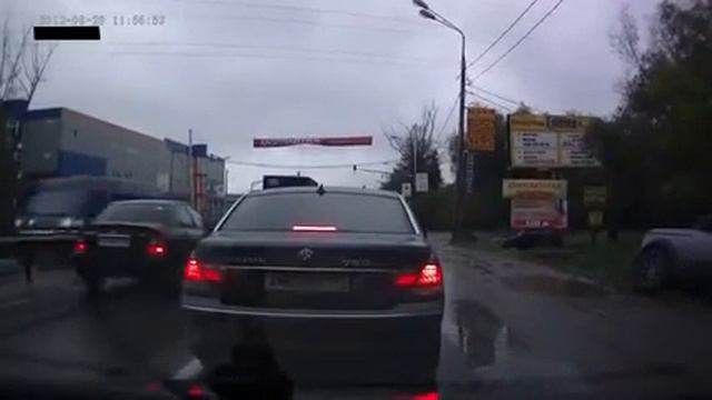 Решил помочь обочечнику, который попал в беду смотреть онлайн