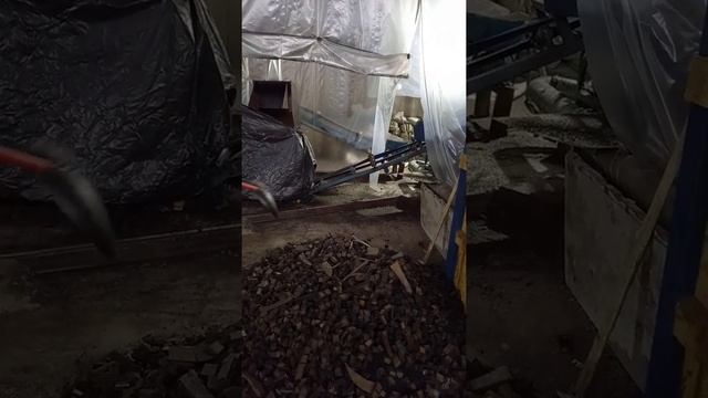 Переработка шин в резиновую крошку на роторной дробилке. смотреть онлайн
