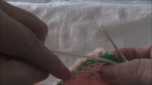 Вяжем капор для девочки спицами.