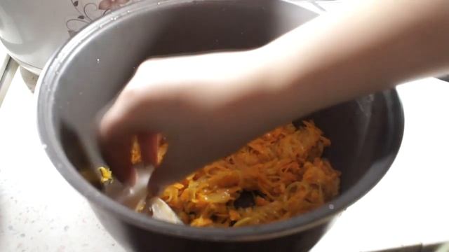 Тушеная скумбрия с морковью и луком. В мультиварке смотреть онлайн