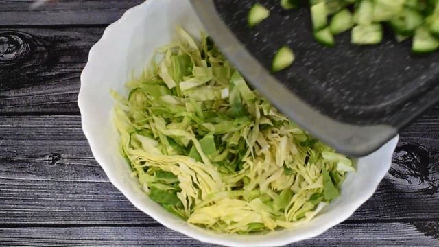 Беру БАНКУ КУКУРУЗЫ, капусту и готовлю гениальный салат! Вкусный рецепт из простых продуктов! смотреть онлайн