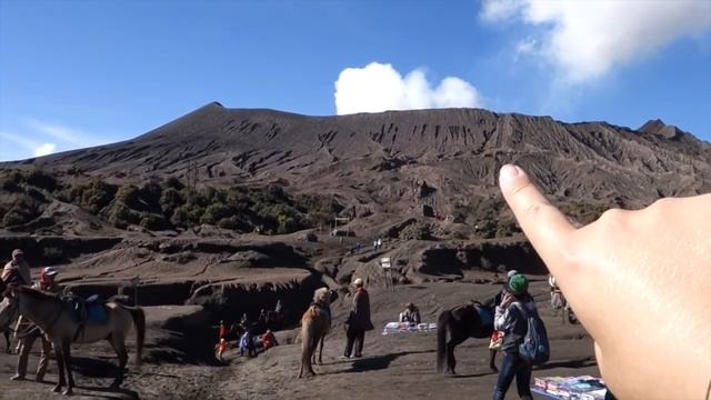 Climbing active volcano in East Java - INDONESIA VLOG | claudi.worldwide смотреть онлайн