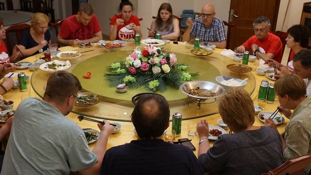 Обед за круглым столом смотреть онлайн