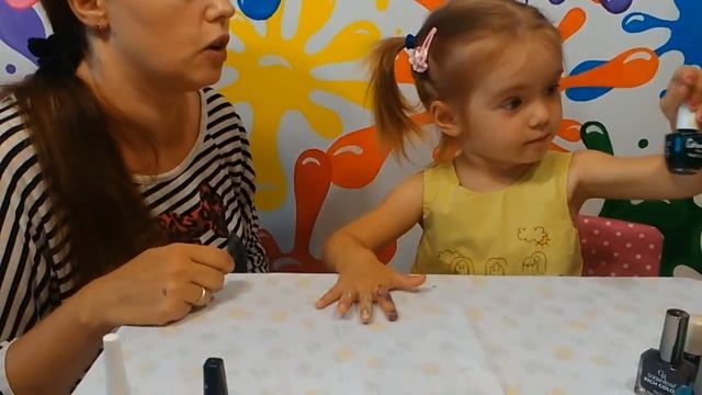 Красим ногти разными цветами Смешное видео для детей смотреть онлайн