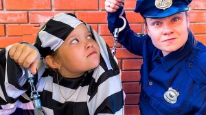 Лера и Полицейский показывают правила поведения для детей