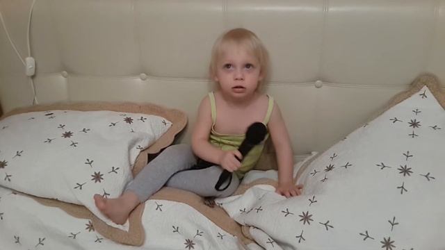 Анжелика рассказывает сказку про Курочку Рябу (2 года 2 месяца) смотреть онлайн