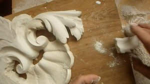 Гипсовая лепнина восстановления сломанной детали.