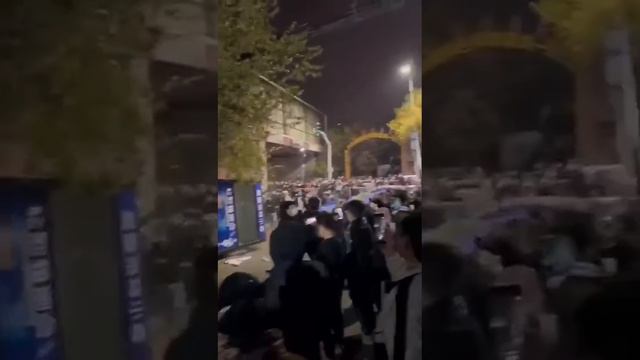 Митингующие в Китае устраивают погромы в ковидных лагерях смотреть онлайн