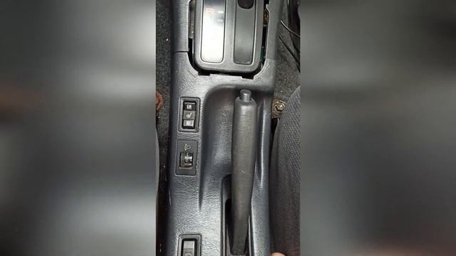 Как подтянуть ручник на Toyota Corolla 2000 года. смотреть онлайн