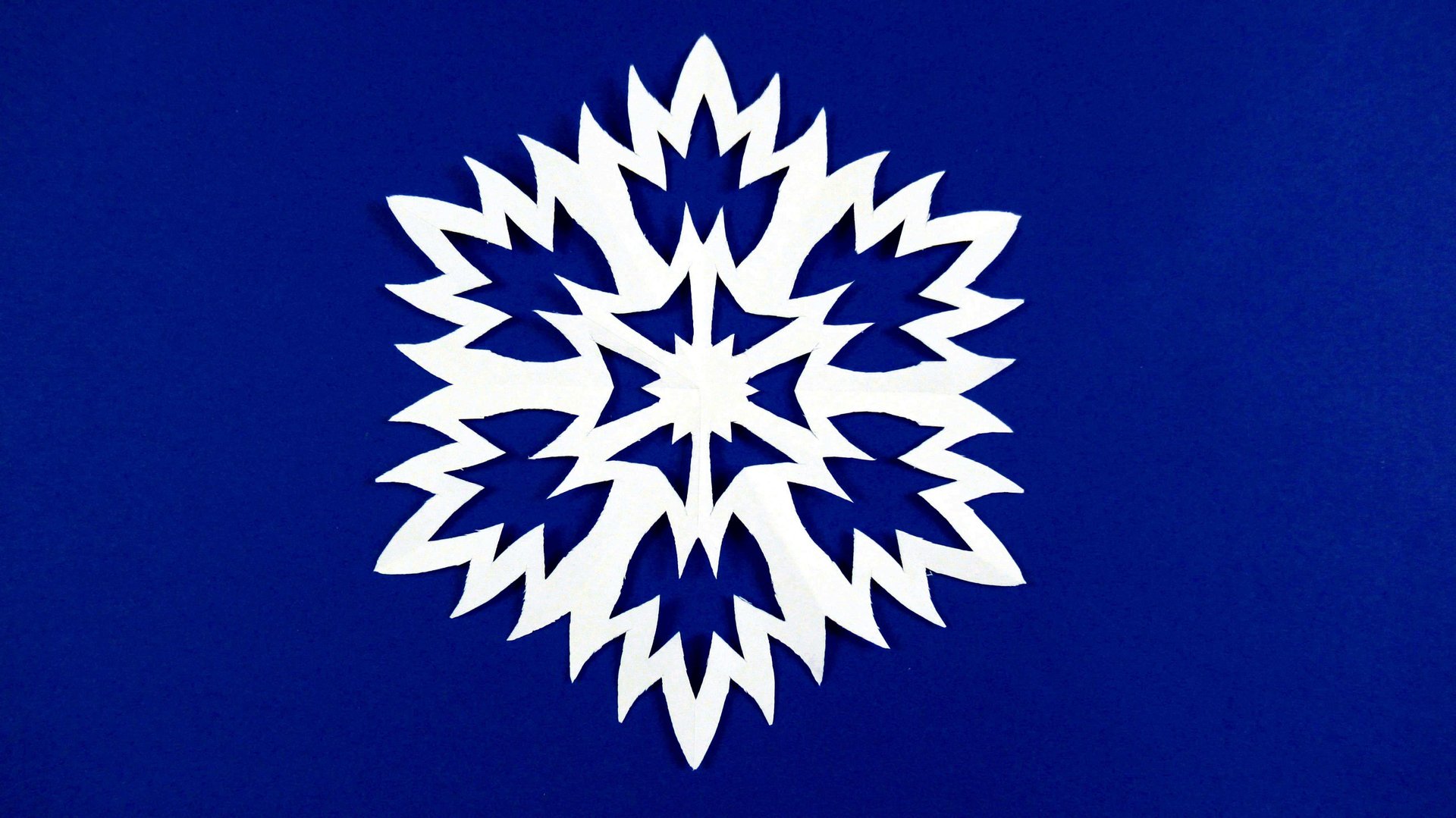 Как сделать снежинку из бумаги своими руками смотреть онлайн