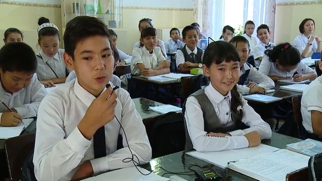 Ученики школы №18 г. Бишкек поздравляют своих учителей с праздником смотреть онлайн