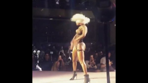 Teyana Taylor goes off dancing to Future's "Mask Off" on runway (NYFW 2017)