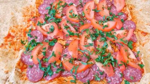 Кухня: Блюда из лаваша: Пицца в лаваше с колбасой, сыром и помидорами (на сковороде) смотреть онлайн