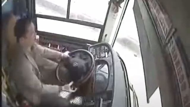 Китайский автобус упал в Янцзы смотреть онлайн