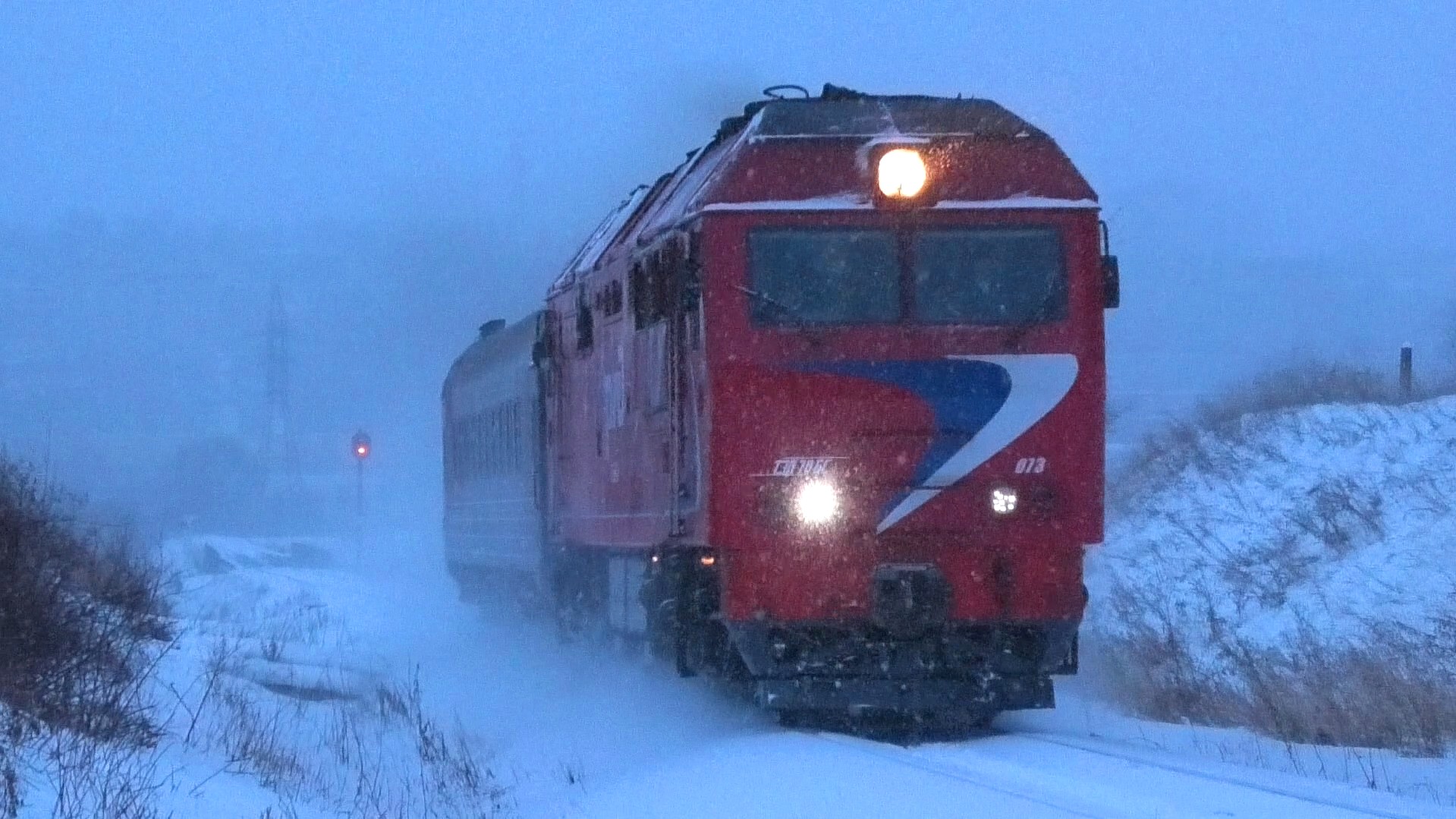 ТЭП70БС-073 с пригородным поездом Воткинск - Ижевск и приветливой бригадой смотреть онлайн