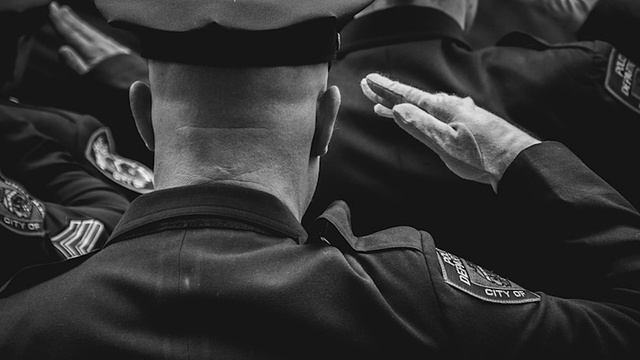 Человеческий поступок: Полицейский угостил бездомную, сидевшую на обочине. История до слез! смотреть онлайн