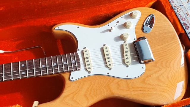 Fender American Vintage II Series - 1973 Stratocaster - Aged Natural Finish смотреть онлайн