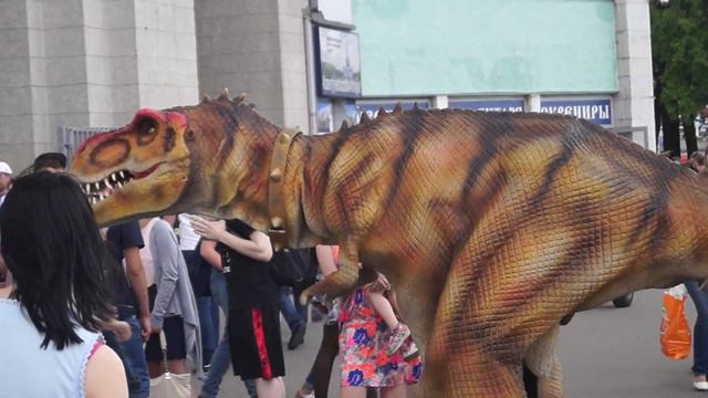 Москва. Прогулка по ВДНХ. Центральный вход. Динозавр. смотреть онлайн