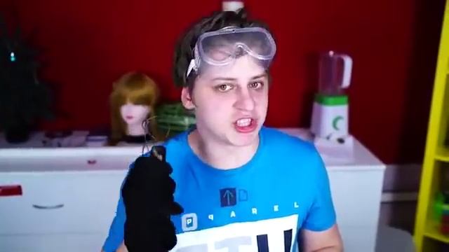 Мамикс - СИЛЬНО РАСТЯНУЛ СТЕКЛЯННУЮ БУТЫЛКУ КОЛЫ!