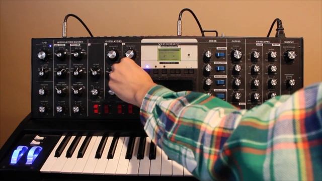 FAT MOOG: How to make your Moog Voyager sound FAT, overloaded, unstable, about to lose it...etc смотреть онлайн