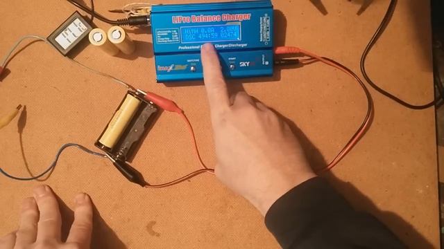 Аккумулятор LiIo из Китая LG HE4 18650 2500 мАч ток разряда 20А смотреть онлайн