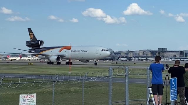 UPS MD-11 Landing on 12R at Minneapolis-St. Paul Airport смотреть онлайн