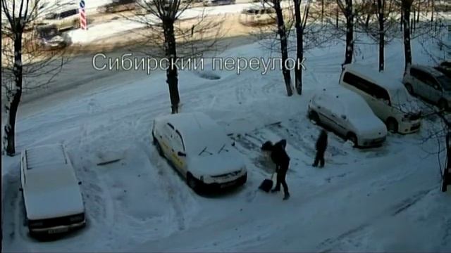 Водитель с лопатой очистил парковку от снега и восхитил соцсети смотреть онлайн
