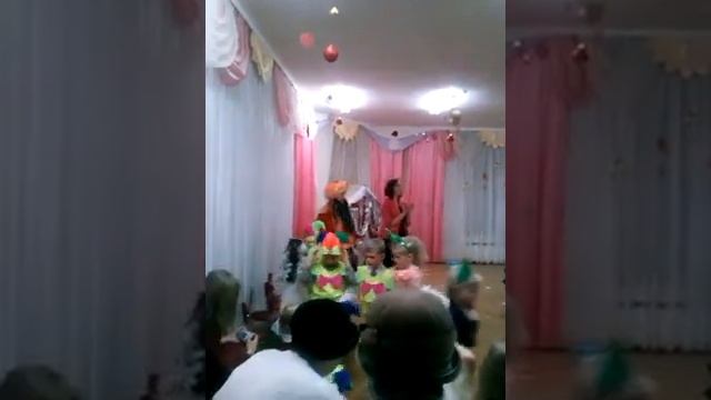 Детский Новогодний РЭП. Моя Ксенька в садике с одногруппниками на Новый Год читают РЭП.