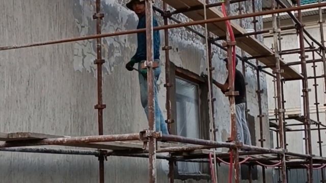 фасад из термопанелей и травертин