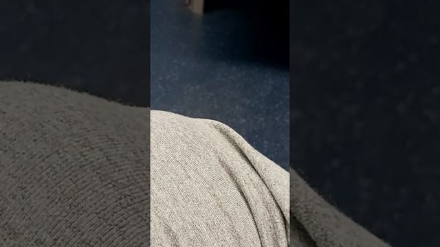 подземка центр Москвы 22.05.2021г в золотых кроссовках африканец прикольно смотреть онлайн