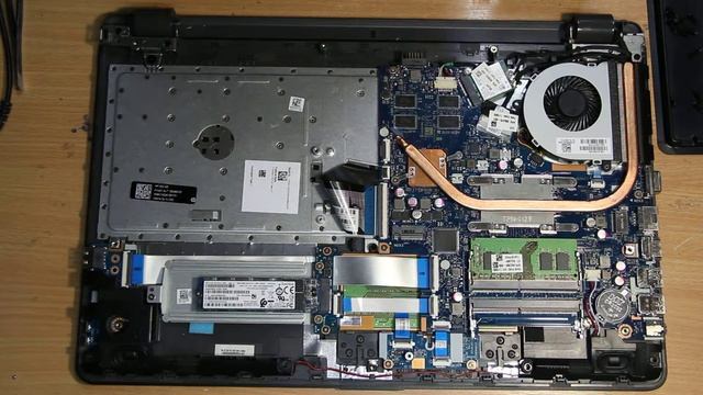 Ноутбук HP 250G6. Серия 4. Замена вентилятора системы охлаждения. смотреть онлайн